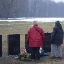 25 février 2013. Clairette et Micheline Lewkowitz. Bunker II - Birkenau.