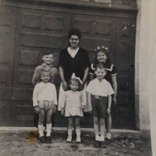 Marguerite, la nourrice des enfants Knoll en 1945 devant leur domicile, rue des Chaperons-Rouges à Soissons, après 2 années cachés en région parisienne, à Boulogne-Billancourt dans un vieux magasin désaffecté.