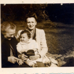 Rebecca Aisinzon avec sa fille Sophie et sa petite fille Viviane (été--automne 1941). [Collection privée, Viviane Harif].
